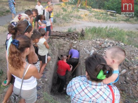 В Мариуполе жители своими силами востанавливают бункер (фото)