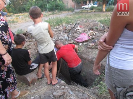 В Мариуполе жители своими силами востанавливают бункер (фото)