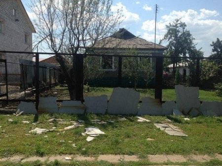 Террористы бомбили аэропорт Луганска попали в соседний поселок (фото)