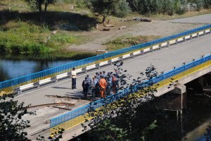 Сотрудники МЧС востанавливают один из главных мостов Луганщины (фото)