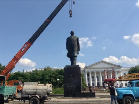 В Краматорске валят Ленина (фото)