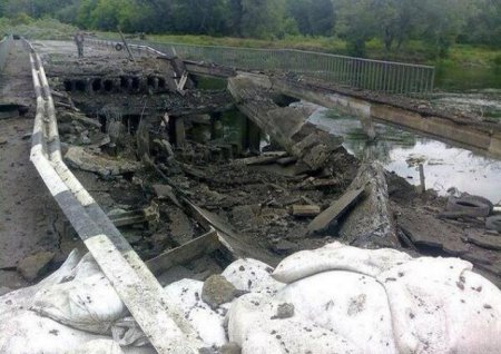 Боевики взорвали Углегорский мост убегая из города