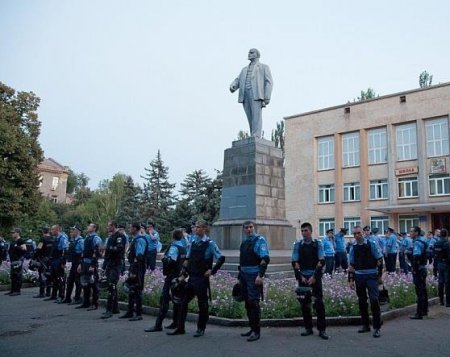 Милиция вместо зоны АТО охраняет Ленина в Кривом Роге (фото)