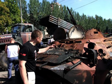 Террористы ДНР выставили на площадь разрушенную технику ВСУ (фото)