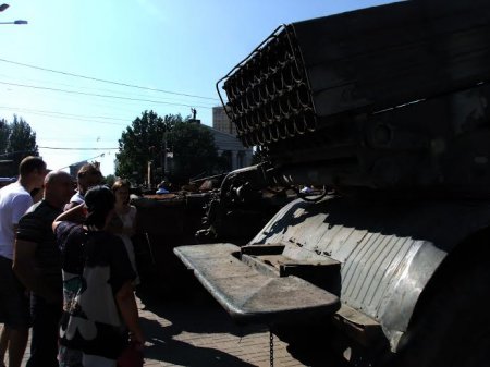 Террористы ДНР выставили на площадь разрушенную технику ВСУ (фото)