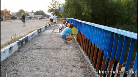 Город Счастье на Луганщине перекрашивают в желто-синие цвета (фото)