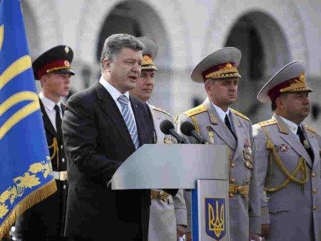 В Киеве прошел парад, военные готовятся - их ждут на Донбассе