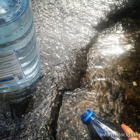 В Луганске люди собирают дождевую воду (фото)