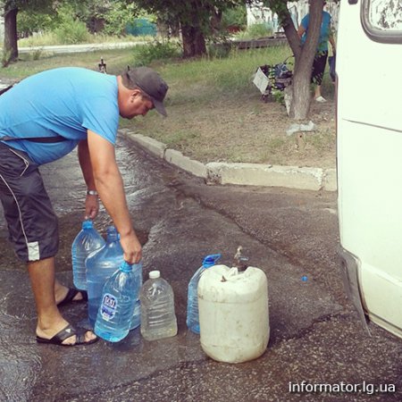 В Луганске люди собирают дождевую воду (фото)