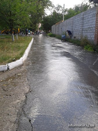 В Луганске люди собирают дождевую воду (фото)