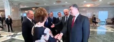 Путин стал унилым, когда увидел выражение лица Порошенко. Видео