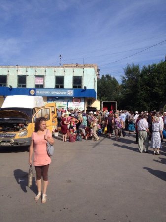 Жителям Луганска приходиться возвращаться в Луганск (фото)