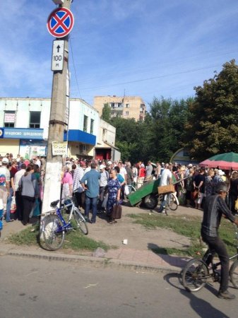 Жителям Луганска приходиться возвращаться в Луганск (фото)