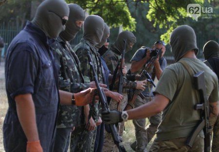 Мариупольцев учат оборонять свой город. Фото