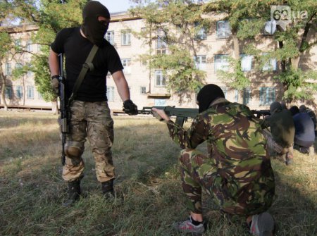 Мариупольцев учат оборонять свой город. Фото