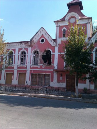 Разрушенные дома и здания в Луганске (фото)