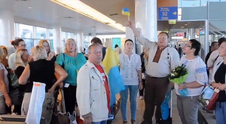 В Московском аэропорту потрясли пением Гимна Украины. Видео