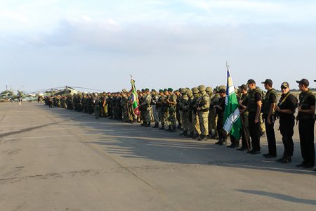 Порошенко выступил перед солдатами в Мариуполе и вручил награды (фото)