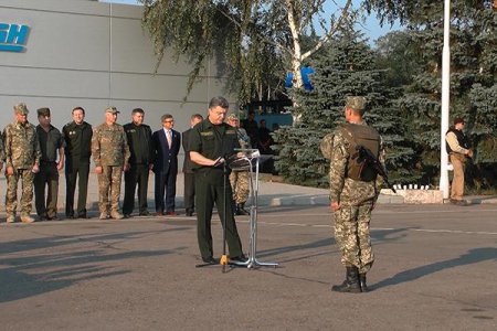 Порошенко выступил перед солдатами в Мариуполе и вручил награды (фото)