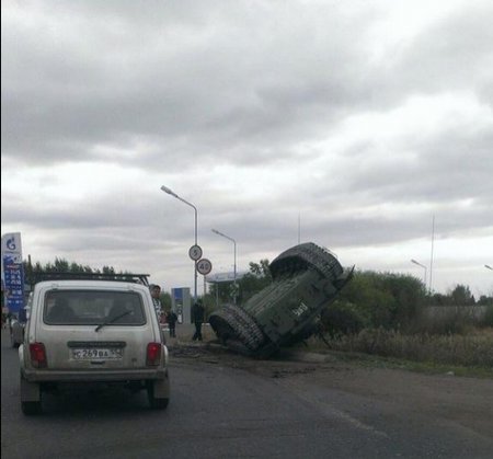 В Омске перевернулся танк вооруженных сил России (фото)