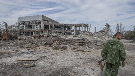 Террористы в Луганском аэропорт - разрушенный аэропорт (фото)