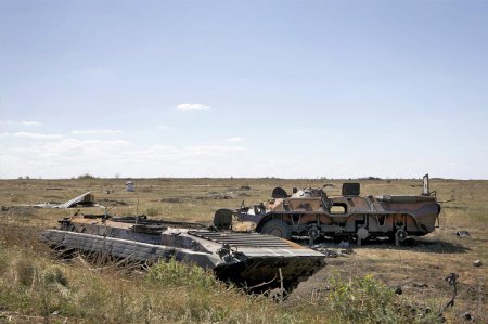 Разрушенная Саур-Могила и разрушенный приграничный поселок (фото)