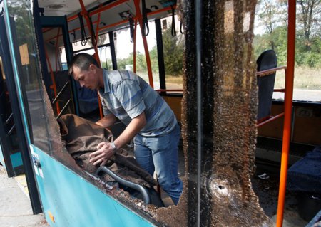 В Донецке снаряд попал в автобус с пассажирами