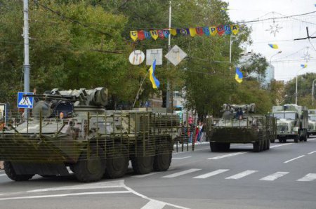 В мариуполе на день города прошел парад военной техники (видео)