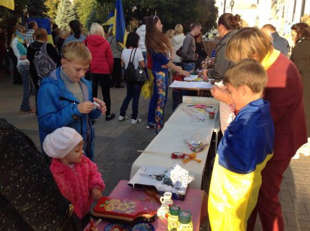 В Артемовске прошел митинг солидарности с Мариуполем 