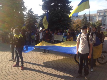 В Артемовске прошел митинг солидарности с Мариуполем 