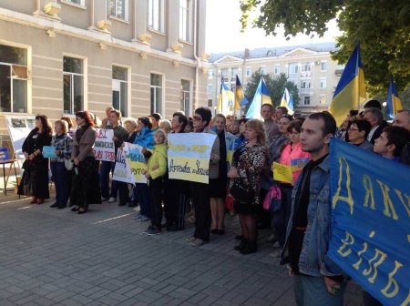 В Артемовске прошел митинг солидарности с Мариуполем 