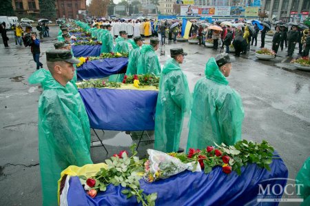 В Днепропетровске прощались с неизвестными героями Украины (фото)