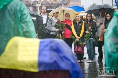 В Днепропетровске прощались с неизвестными героями Украины (фото)