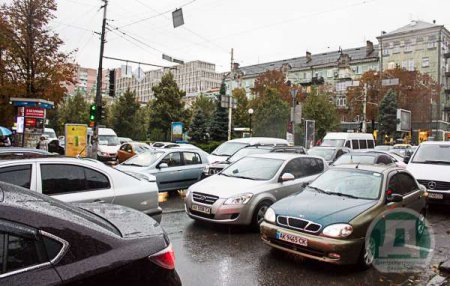 Пробки, поломаные деревья - Днепропетровск после урагана (фото)