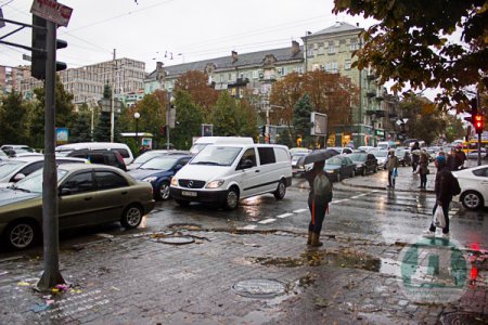 Пробки, поломаные деревья - Днепропетровск после урагана (фото)