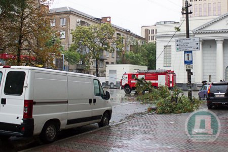 Пробки, поломаные деревья - Днепропетровск после урагана (фото)