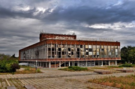 Разрушения в городе Донецке (фото)