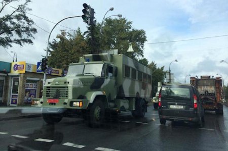 Военные автозаки на дорогах Киева (фото)