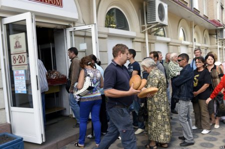 Луганчане стоя в очереди за сухпайками дерутся. Город на волоске от энергоотключения