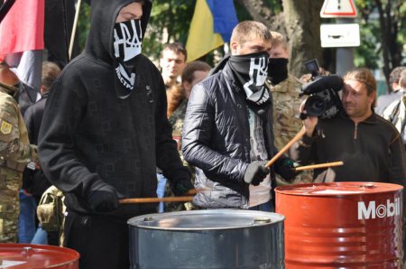 В Днепропетровске сегодня люстрировали гос чиновника - попало прокурору (видео,фото)