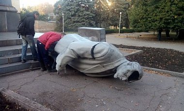 Еще один памятник Ленину не устоял в Украине (фото)