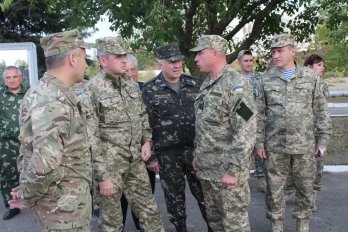 Начальник Ген Штаба Муженко лично вручал БТР десантникам (фото)