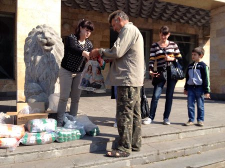 Депутат от «УДАРа» помогает жителям наиболее неспокойных регионов Донбасса (фото)