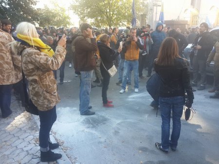 На Банковой в Киеве снова горят шины. ФОТО