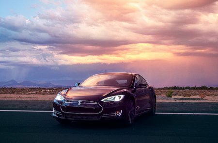 Tesla Model D – полноприводный электромобиль с автопилотом.