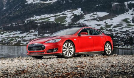 Tesla Model D – полноприводный электромобиль с автопилотом.