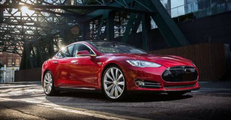 Tesla Model D – полноприводный электромобиль с автопилотом.