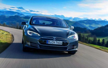 Tesla Model D – полноприводный электромобиль с автопилотом.