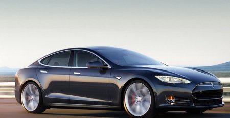 Tesla Model D – полноприводный электромобиль с автопилотом.