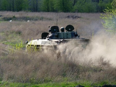 Под Днепропетровском солдаті ВСУ отмечают праздник на танках (фото)